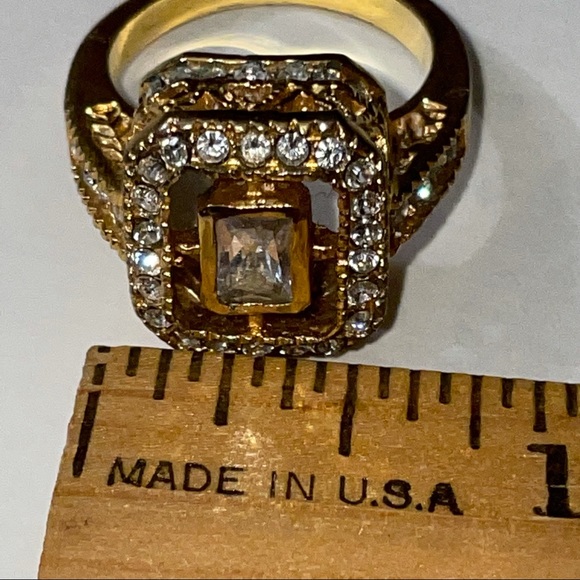 Elegant Gold Tone Faux Diamond Cocktail Ring Sz 7 - Picture 13 of 13